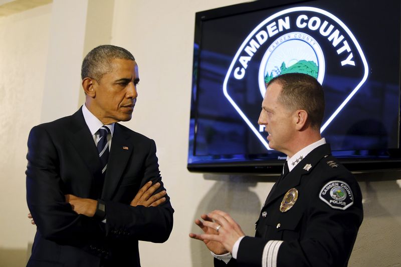 © Reuters. Obama speaks with Thomson as he tours the Camden County Police Department's Real-Time Tactical Operational Intelligence Center in Camden, New Jersey