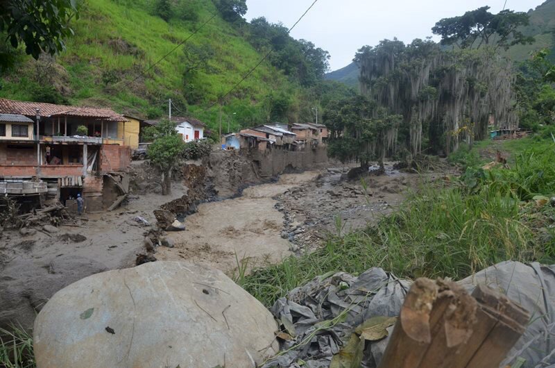 © Reuters. Deslizamento de terra mata dezenas na cidade colombiana de Salgar 