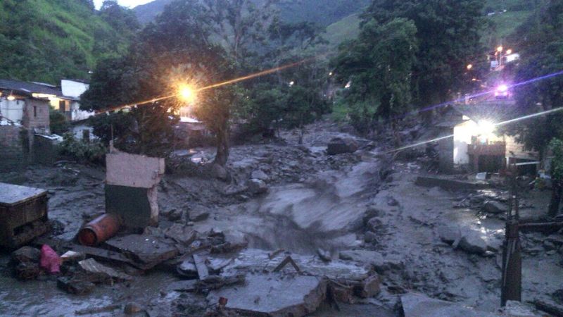 © Reuters. Handout image of a street of the municipality of Salgar in Antioquia department covered in mud and debris after a landslide 