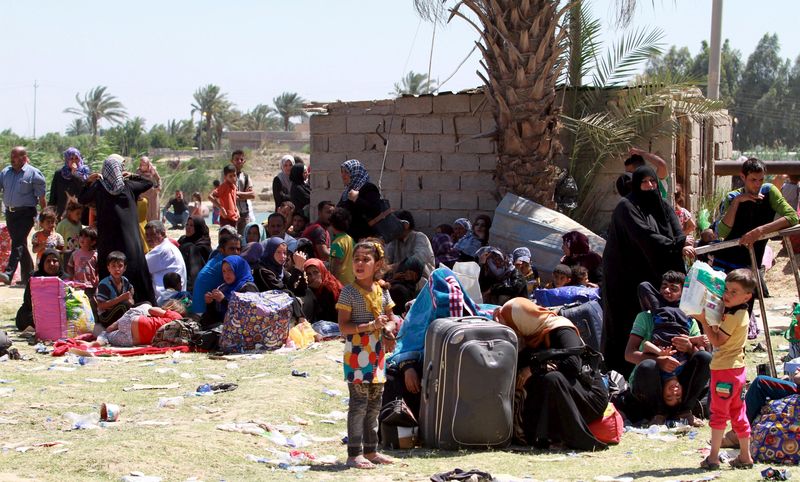 © Reuters. Várias pessoas deslocadas fugindo da violência em Ramadi chegam a Bagdá