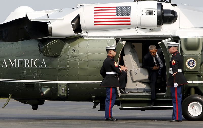 © Reuters. Obama arrives to board Air Force One to return to Washington from Philadelphia International Airport in Philadelphia, Pennsylvania