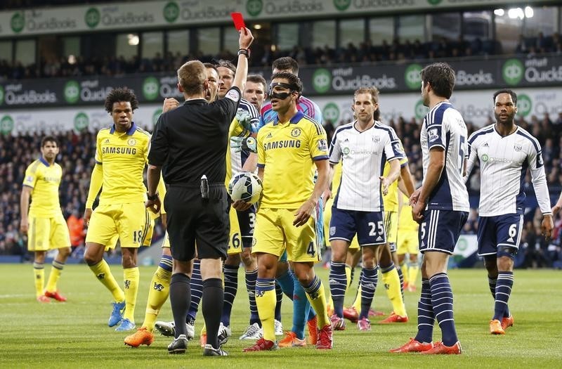 © Reuters. Cesc Fábregas, do Chelsea, é expulso durante partida contra o West Bromwich Albion, pelo Campeonato Inglês