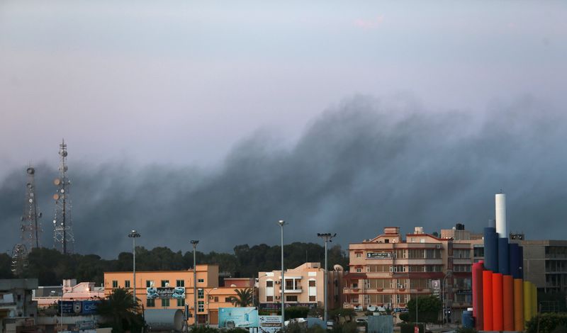 © Reuters. مقتل جنديين في اشتباكات مع اسلاميين في مدينة بنغازي الليبية