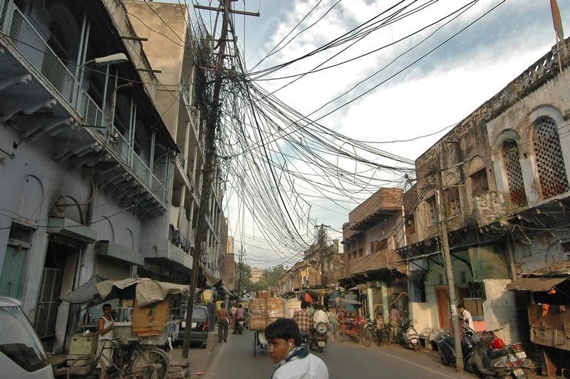 © Reuters. Rua congestionada com cabos de energia elétrica em Agra