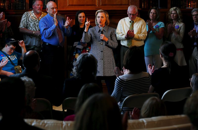 © Reuters. U.S. presidential candidate Hillary Clinton is applauded as she speaks to supporters at a campaign event in Mason City