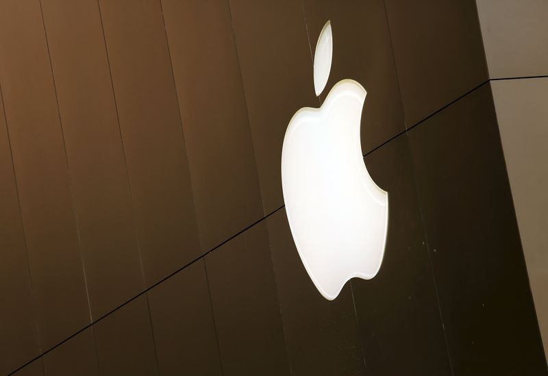 © Reuters. The Apple logo is seen at the flagship Apple retail store in San Francisco