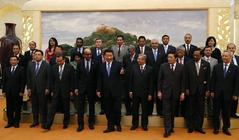 © Reuters. China's President Xi Jinping meets with the guests at the Asian Infrastructure Investment Bank launch ceremony at the Great Hall of the People in Beijing