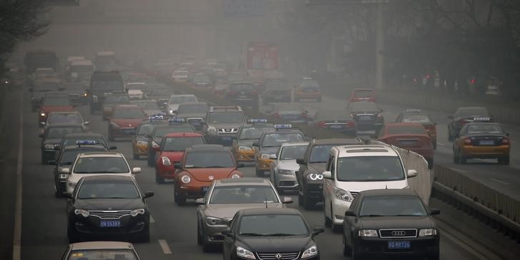 © Reuters. Vehicles travel on the east Second Ring Road on a very hazy day in Beijing