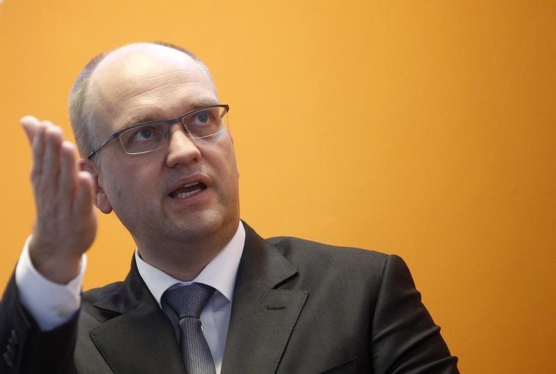 © Reuters. Neske, head of private and business clients of Deutsche Bank gestures as he speaks during a visit to Reuters office in Frankfurt