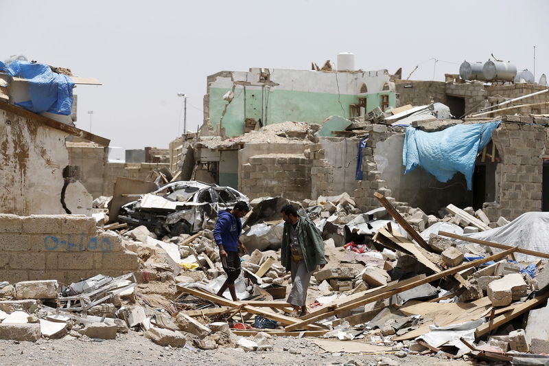 © Reuters. سكان: ضربات جوية بقيادة السعودية تستهدف صنعاء