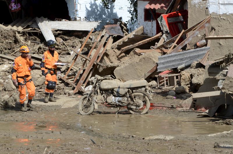 © Reuters. Un aluvión deja al menos 61 muertos y decenas de desaparecidos en Colombia