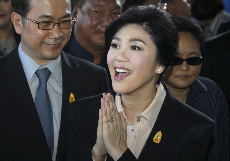 © Reuters. منع رئيسة وزراء تايلاند السابقة من السفر للخارج في بداية محاكمتها