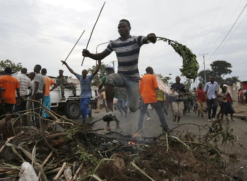 © Reuters. محتجون يتجمعون في عاصمة بوروندي في تحد لتهديدات القمع