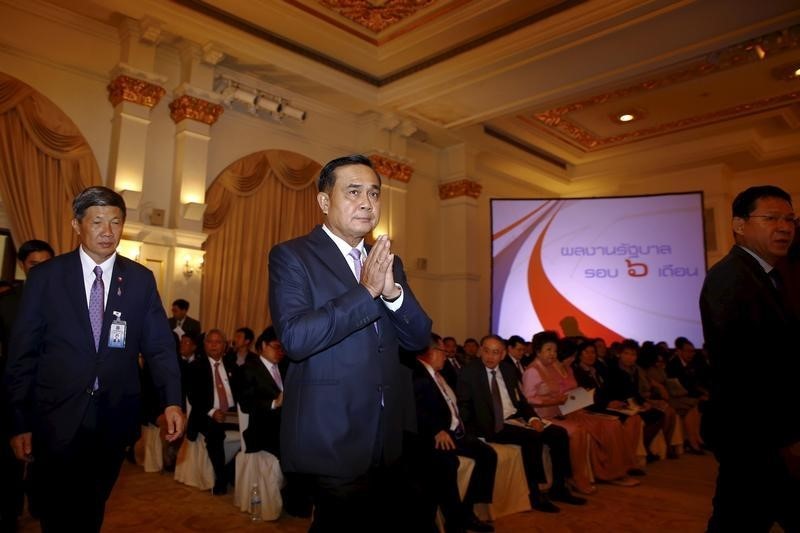 © Reuters. Thailand's Prime Minister Prayuth Chan-ocha gestures the traditional greeting as he arrives to deliver the speech to mark six months since a military-appointed legislature chose him as prime minister, at the Government house in Bangkok