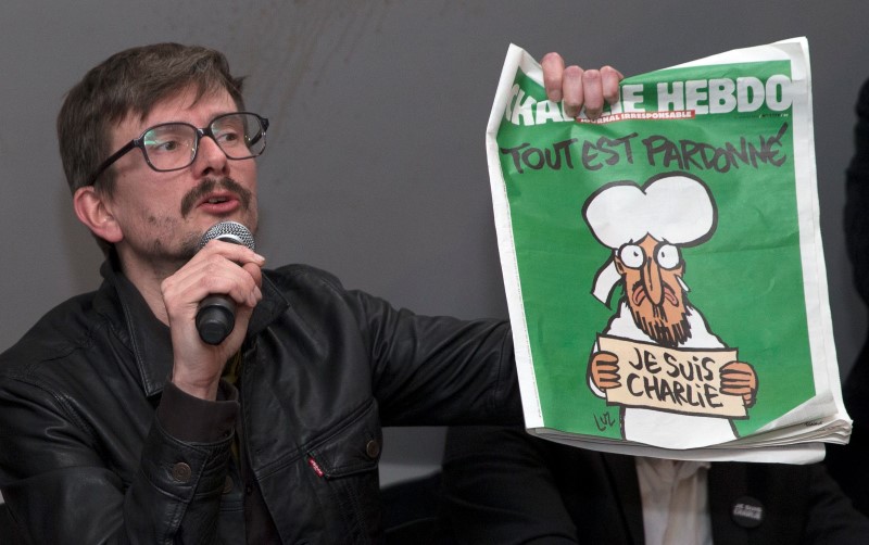 © Reuters. Un superviviente al ataque a Charlie Hebdo deja la revista