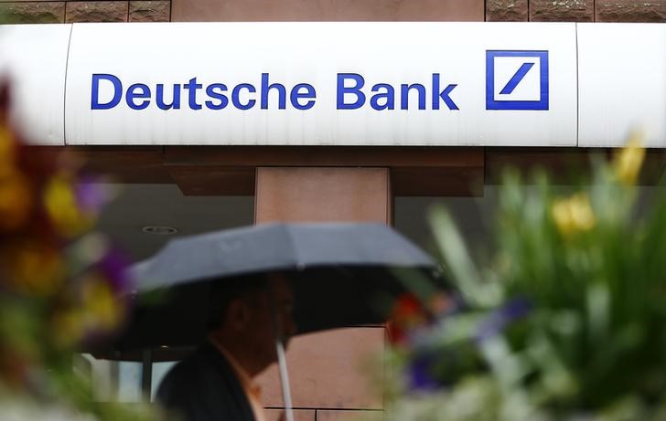 © Reuters. a man walks past an office of Deutsche Bank in Hanau