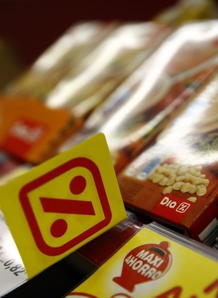 © Reuters. Food items are displayed for sale inside a store of Spanish supermarket chain DIA in Las Rozas