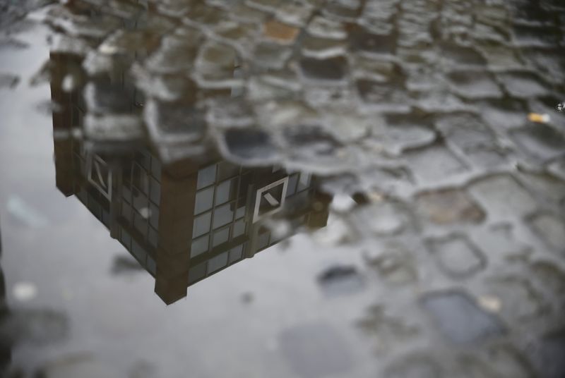 © Reuters. A Deutsche Bank office is reflected in a puddle in Hanau