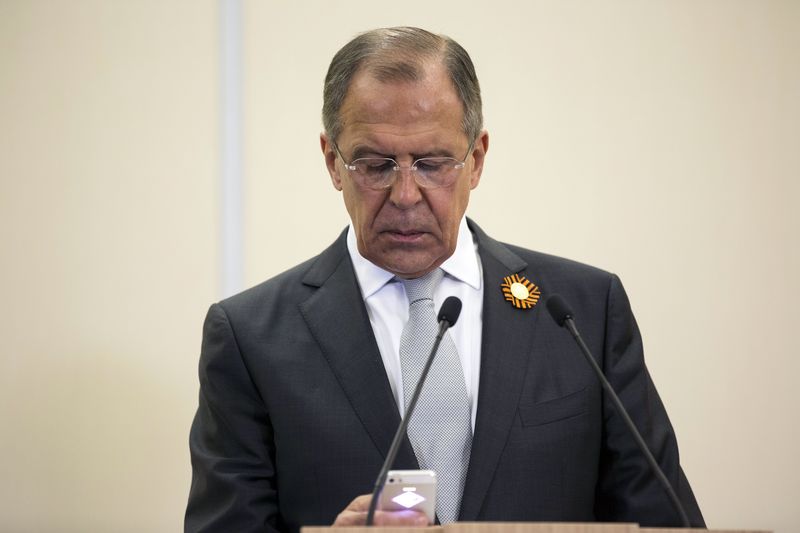 © Reuters. وزير خارجية روسيا والأمين العام لحلف الأطلسي يناقشان الصراع في أوكرانيا