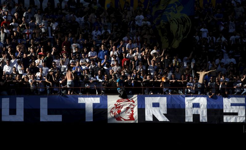 © Reuters. Inter Milan's supporters are pictured during their Italian Serie A soccer match against Juventus  in Milan