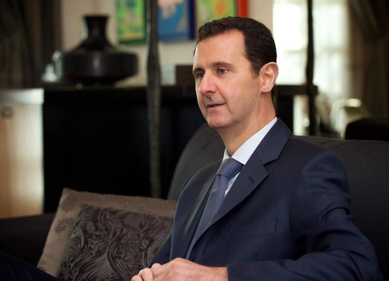 © Reuters. مستشار كبير لخامنئي يلتقي بالأسد تعبيرا عن دعم طهران لدمشق