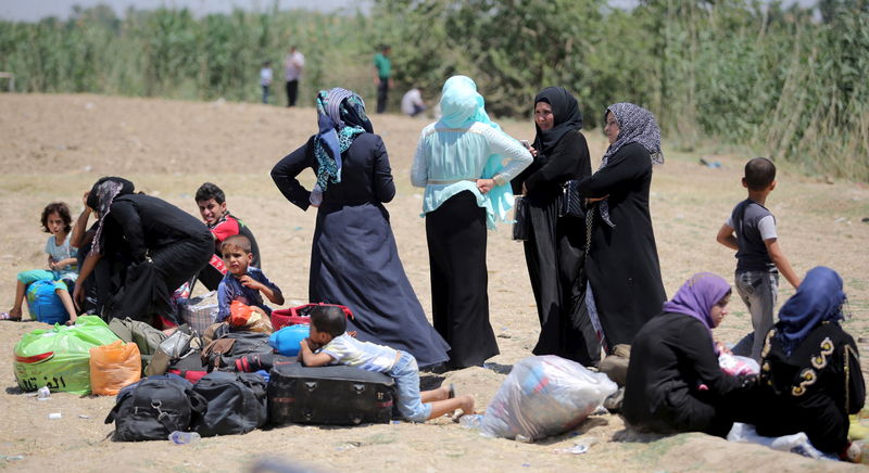 © Reuters. Sunitas desabrigados fugindo de Ramadi para Bagdá