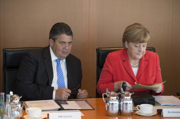 © Reuters. Chanceler alemã, Angela Merkel, e vice-chanceler e ministro da Economia, Sigmar Gabriel, em reunião de gabinete em Berlim