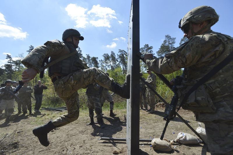 © Reuters. U.S. serviceman trains Ukrainian soldiers during joint military exercise in Yavoriv