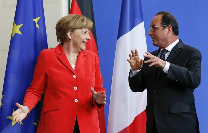 © Reuters. Presidente francês, François Hollande, e chanceler alemã, Angela Merkel, em entrevista coletiva em Berlim