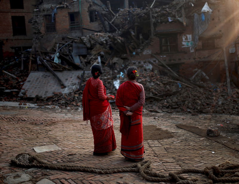 © Reuters. Mulheres observam prédio derrubado por terremoto em Bhaktapur, no Nepal