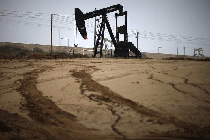 © Reuters. Станок-качалка на нефтяном месторождении в США