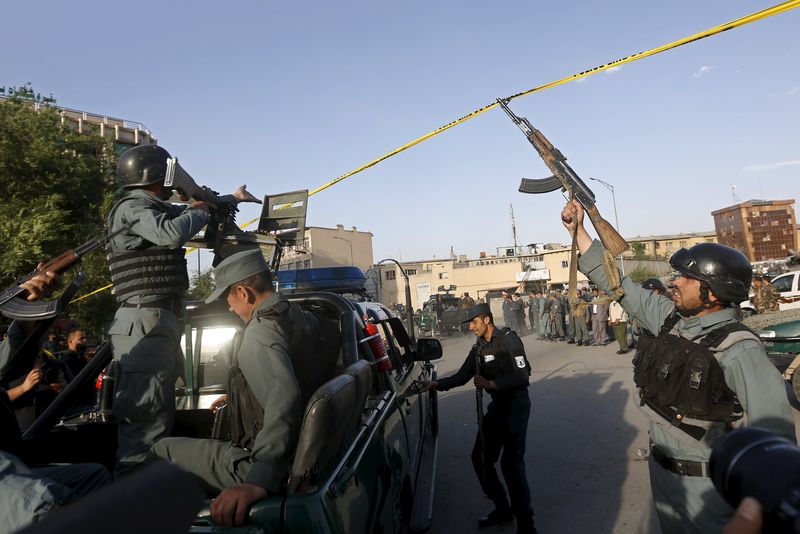 © Reuters. انفجار أمام وزارة العدل بالعاصمة الأفغانية