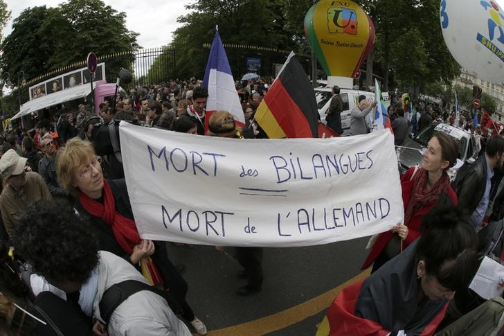 © Reuters. Professores em greve participam de protesto em Paris