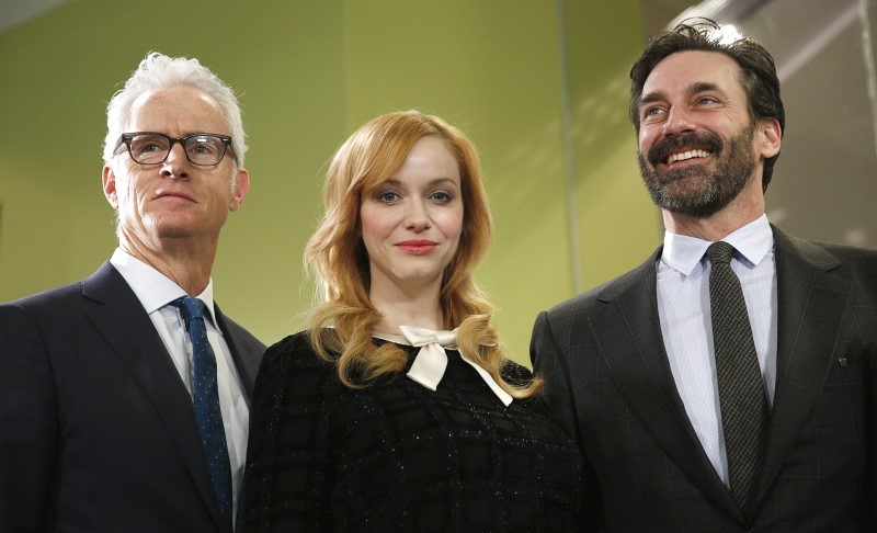 © Reuters. Atores de "Mad Men" John Slattery, Christina Hendricks e Jon Hamm posam para fotos em Washington