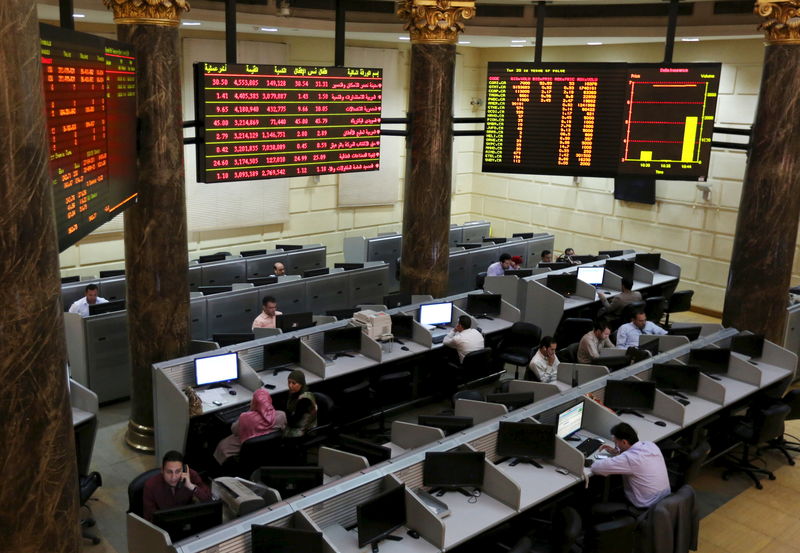 © Reuters. البورصة المصرية تواصل مكاسبها وتباين الأسواق الخليجية مع ضعف النفط
