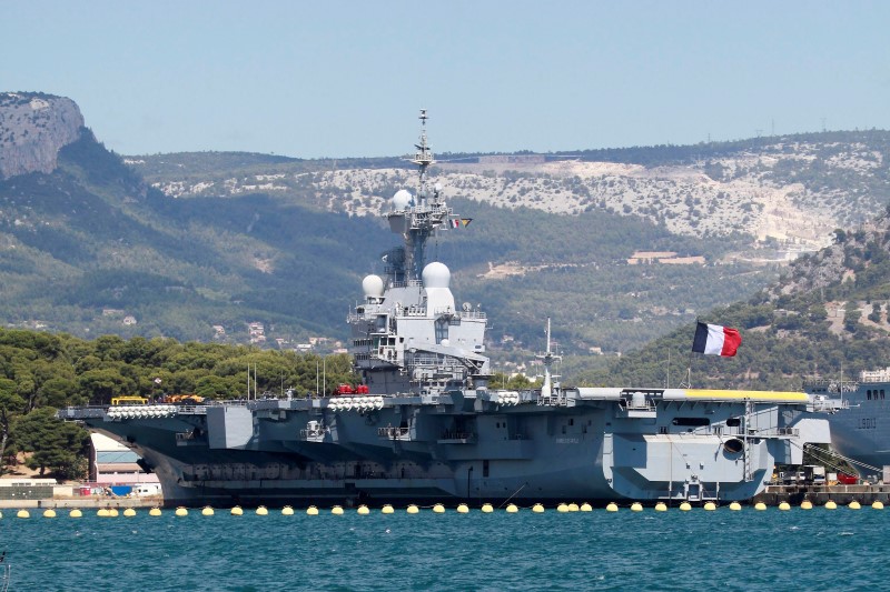 © Reuters. The French nuclear-powered aircraft carrier Charles de Gaulle is seen in the Mediterranean port in Toulon