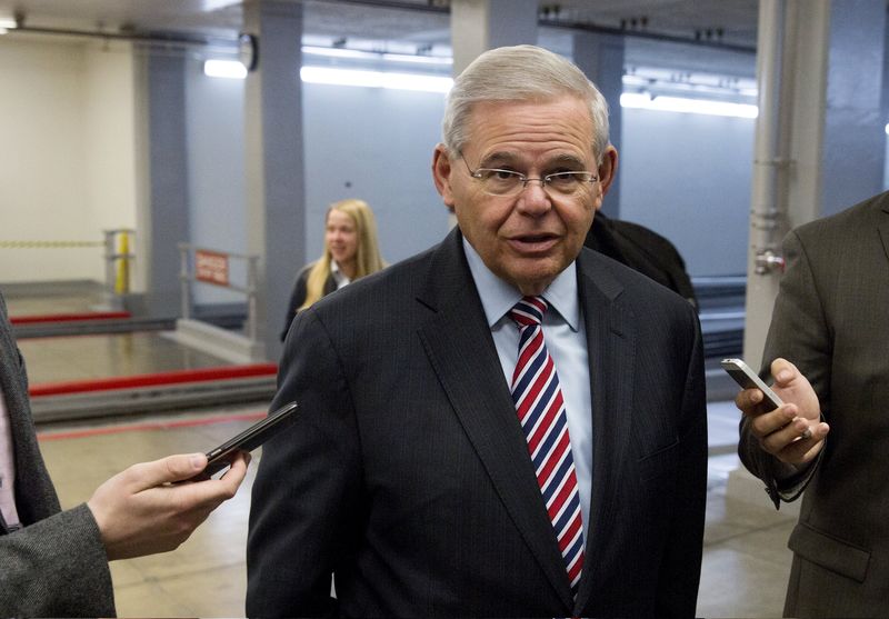 © Reuters. U.S. Senator Menendez speaks to reporters after the vote approving Lynch to be Attorney General, in Washington