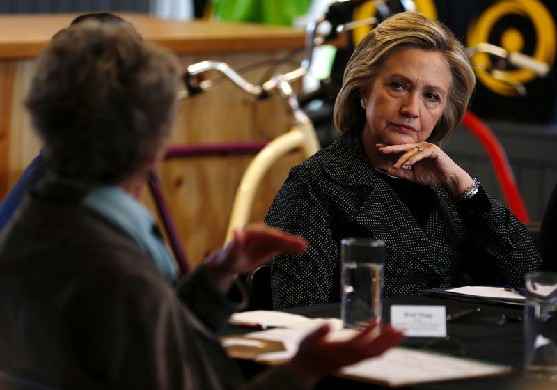 © Reuters. U.S. presidential candidate Hillary Clinton listens to remarks at a roundtable campaign event with small businesses in Cedar Falls