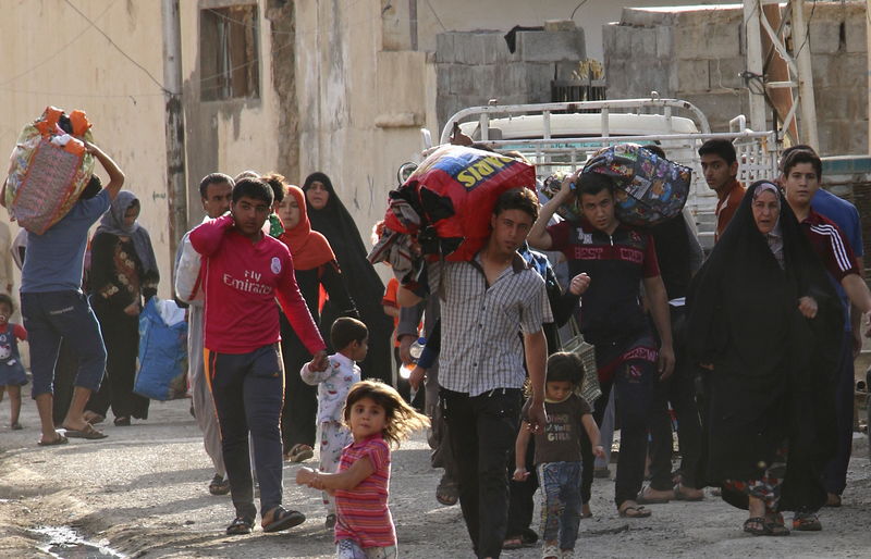 © Reuters. Sunni people are pictured as they flee the violence in the city of Ramadi