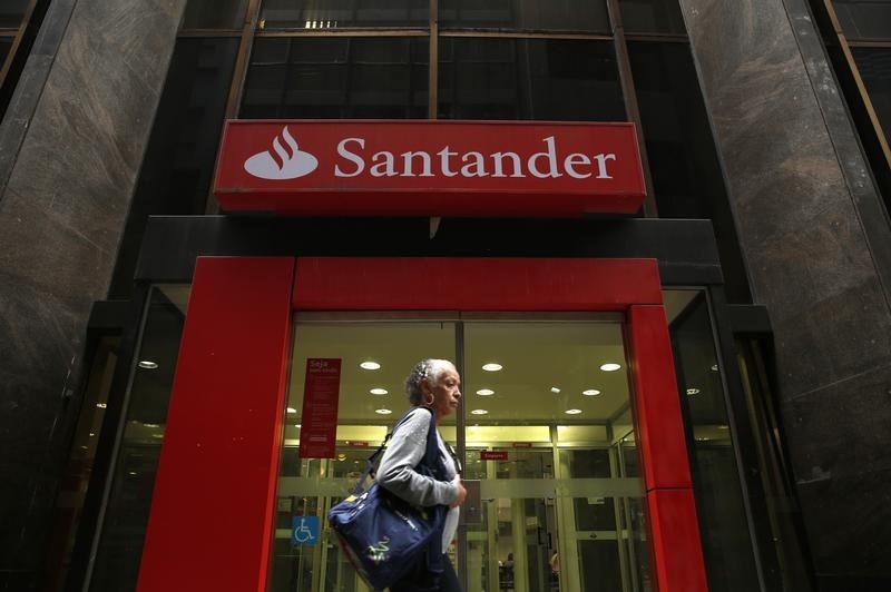 © Reuters. Mulher passa em frente a uma agência do Banco Santander no centro do Rio de Janeiro