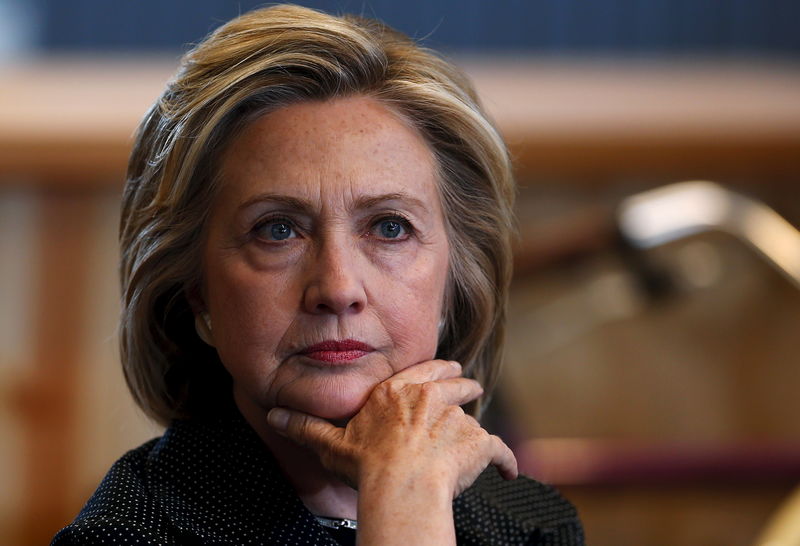 © Reuters. U.S. presidential candidate Hillary Clinton listens to remarks at a roundtable campaign event with small businesses in Cedar Falls