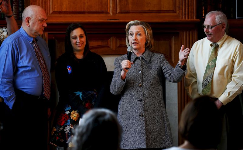 © Reuters. U.S. presidential candidate Hillary Clinton speaks to supporters at a campaign event in Mason City