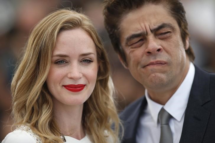 © Reuters. Emily Blunt e Benicio Del Toro no Festival de Cannes para promover "Sicario"