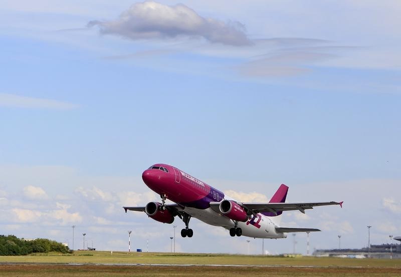 © Reuters. A Wizz Air Airbus A320-200 aircraft takes off from Budapest Airport