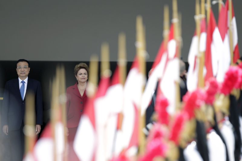 © Reuters. Premiê chinês Li Keqiang e presidente do Brasil Dilma Rousseff.