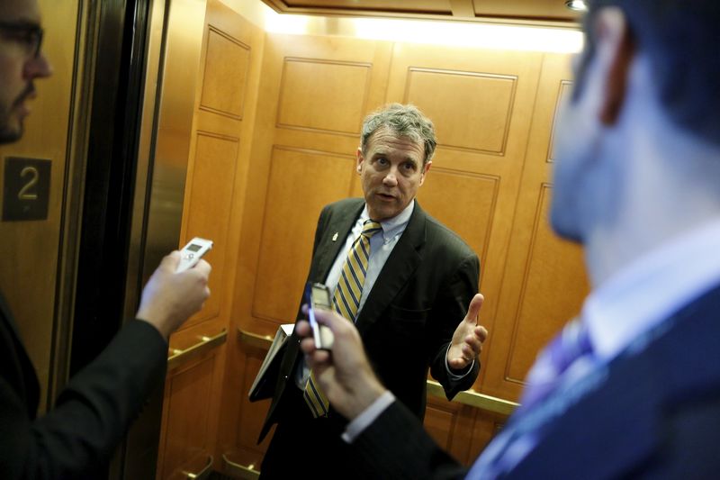 © Reuters. Brown talks to reporters between a series of votes at the U.S. Capitol in Washington