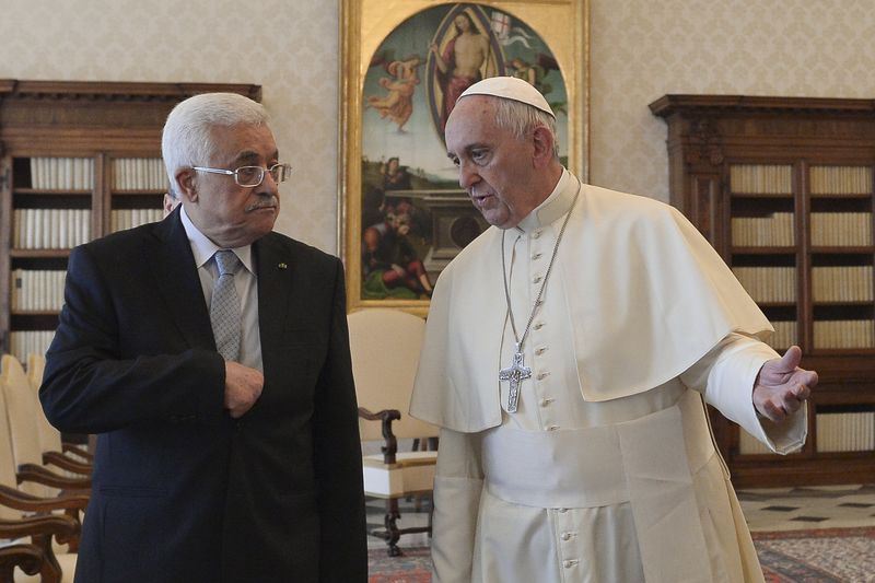 © Reuters. Papa Francisco e presidente palestino, Mahmoud Abbas, no Vaticano