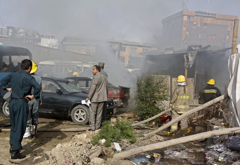 © Reuters. Forças afegãs investigam o local de uma explosão de bomba em Cabul