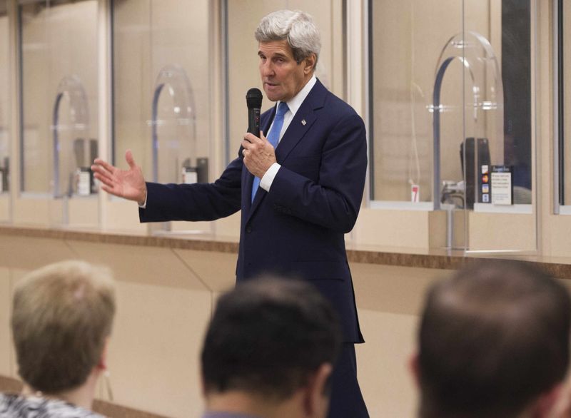 © Reuters. US Secretary of State John Kerry addresses employees at the Seattle Passport Agency in Seattle