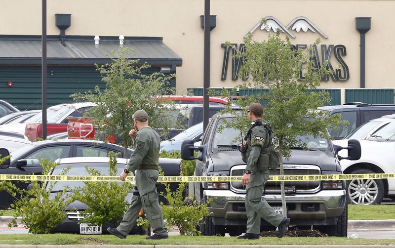 © Reuters. Policiais caminham perto de restaurante onde houve matança em Waco, Texas